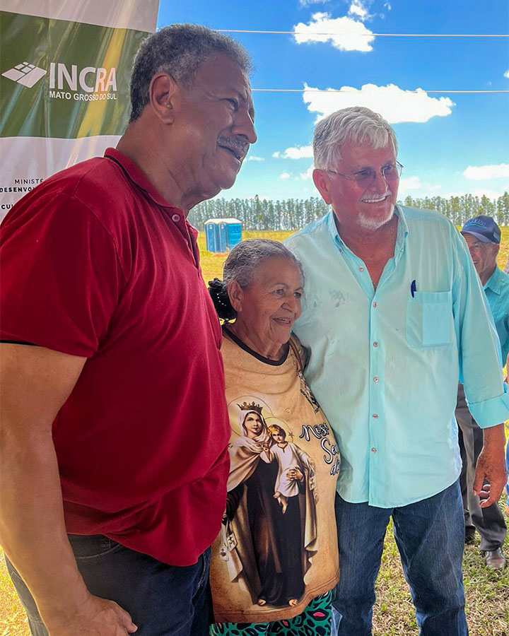 Entrega de títulos no Assentamento N. S. do Carmo