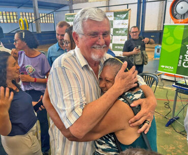 Entrega de títulos no Assentamento Patagônia