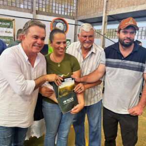 Entrega de títulos no Assentamento Patagônia