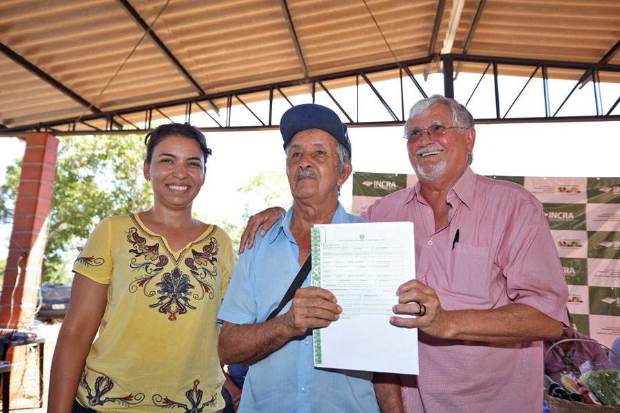 Entrega de títulos no Assentamento 7 de Setembro