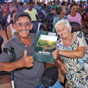 Entrega de títulos no Assentamento 7 de Setembro