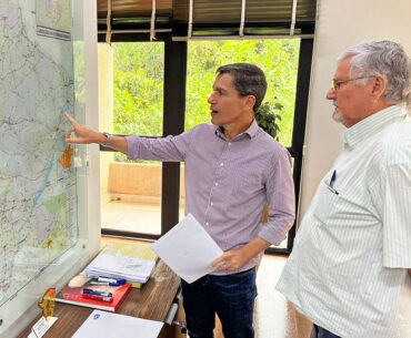 Secretário Guilherme Alcântara, da Seilog, mostra mapa de obras para Zeca do PT