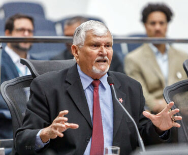 Zeca repudia violência da polícia de Milei contra manifestantes e jornalistas na Argentina