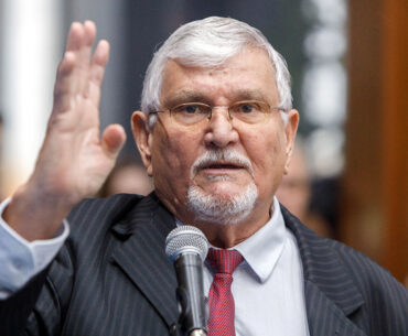 Zeca critica apoio de Riedel à anistia, mas defende permanência do PT no governo