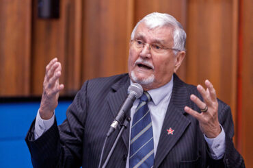 Zeca solicita construção de quadra coberta em escola rural de Sidrolândia