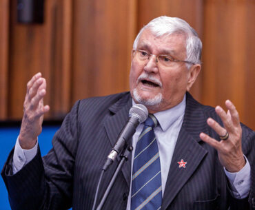 Zeca solicita construção de quadra coberta em escola rural de Sidrolândia