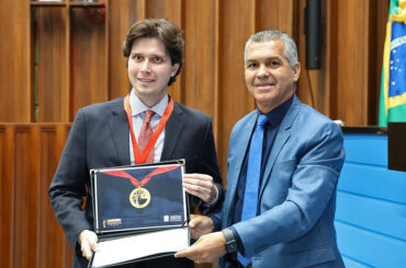 Zeca homenageia advogado tributário e ativista jurídico em sessão solene da Alems