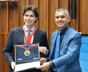 Zeca homenageia advogado tributário e ativista jurídico em sessão solene da Alems