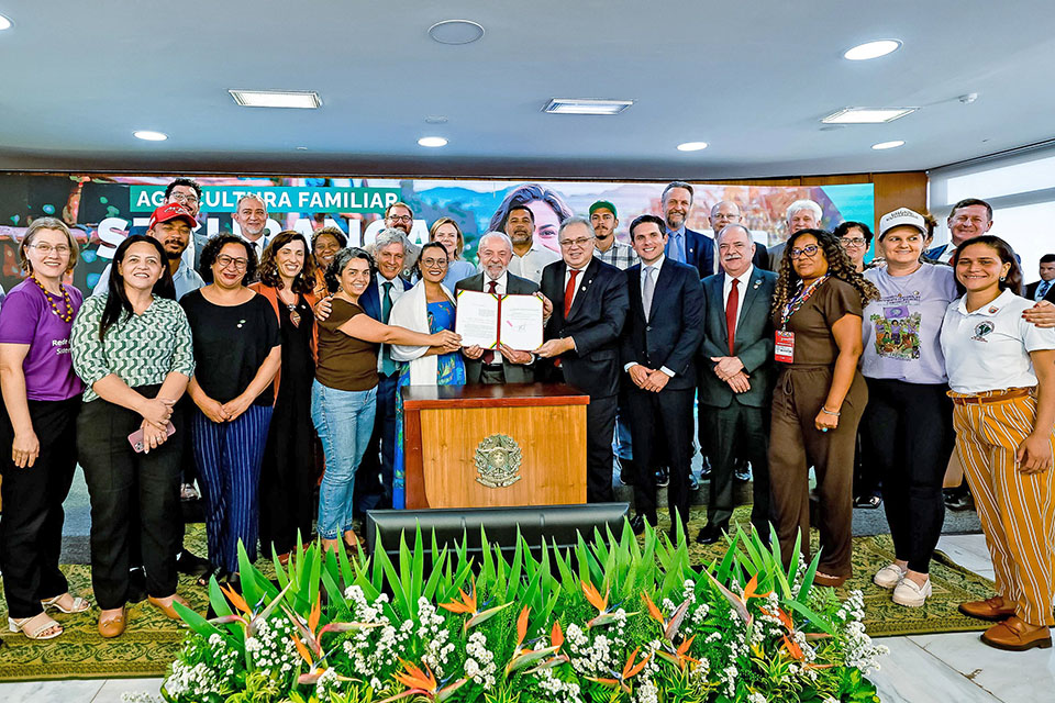 Lula sanciona leis que fortalecem agricultura familiar e oferta de alimentos no País