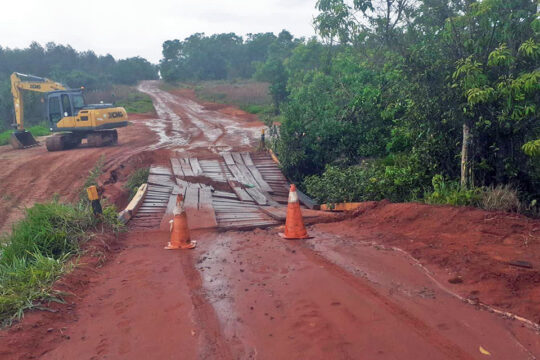 Zeca solicita construção urgente de pontes de concreto em Santa Rita do Pardo