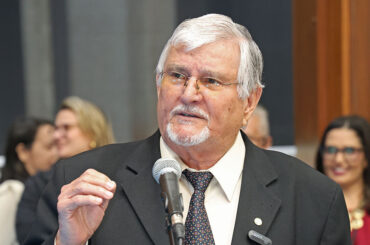 Zeca pede explicações sobre denúncia de multas a veículos em manifestação pró-democracia