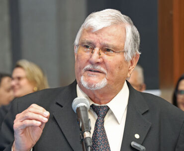 Zeca pede explicações sobre denúncia de multas a veículos em manifestação pró-democracia