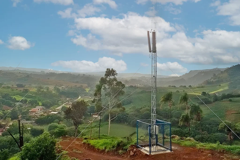 Torre repetidora de sinal instalada na zona rural de Andradas/MG
