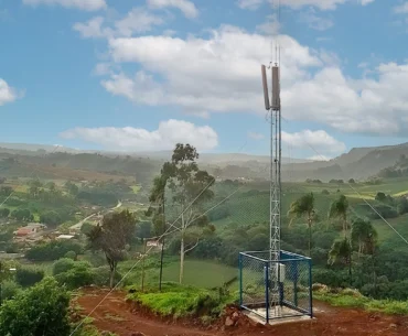 Torre repetidora de sinal instalada na zona rural de Andradas/MG